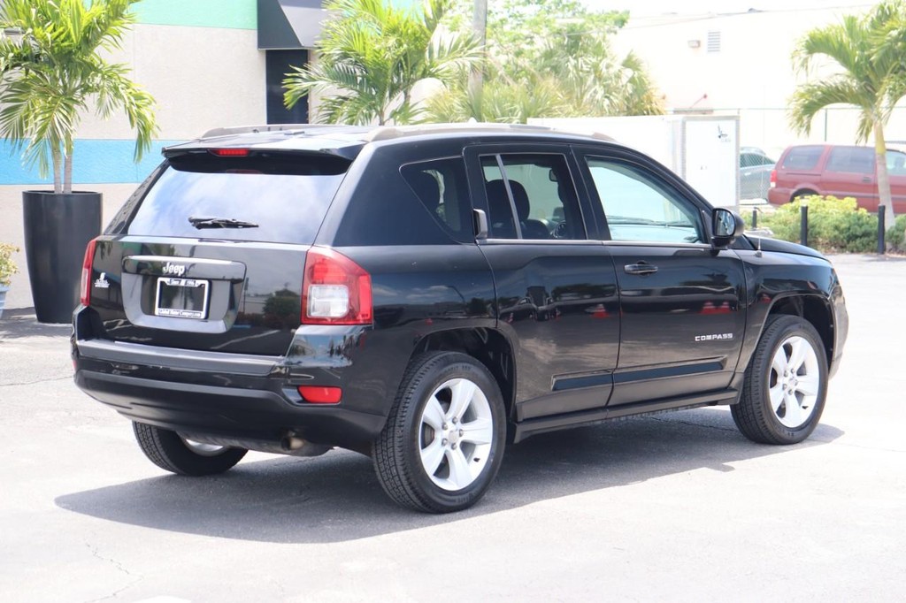 Jeep Compass Vehicle Full-screen Gallery Image 08