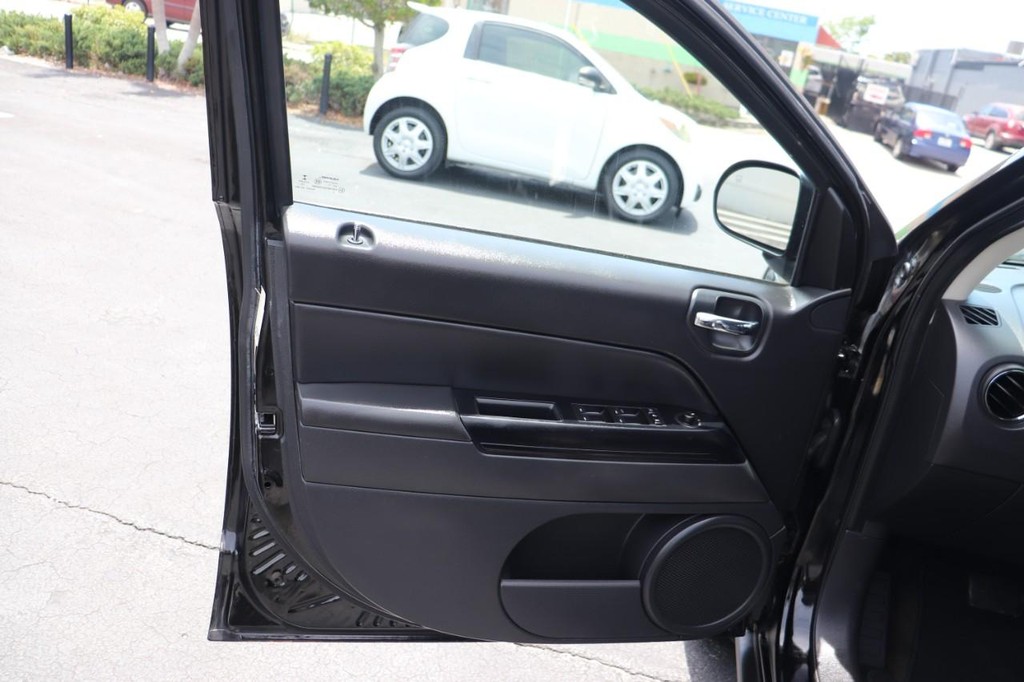 Jeep Compass Vehicle Full-screen Gallery Image 11