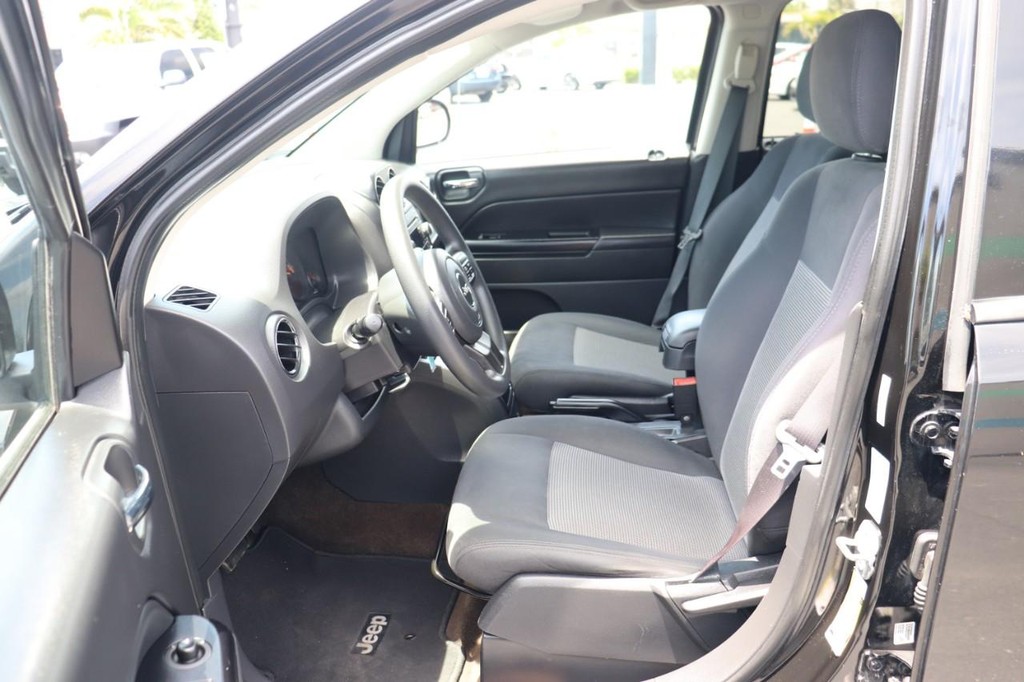 Jeep Compass Vehicle Full-screen Gallery Image 12