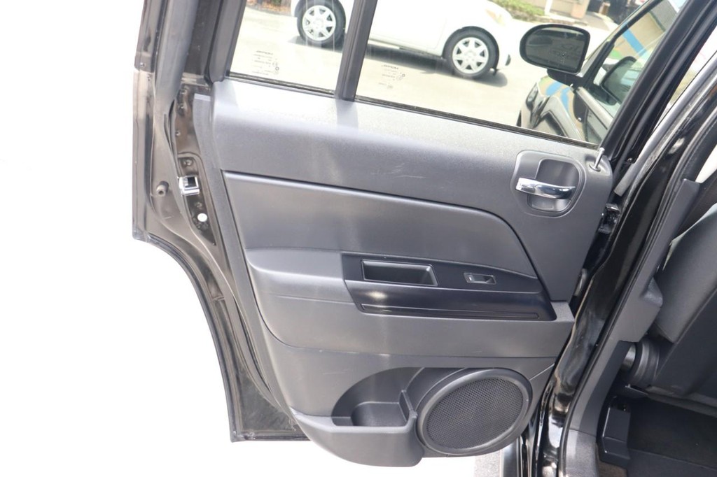 Jeep Compass Vehicle Full-screen Gallery Image 14