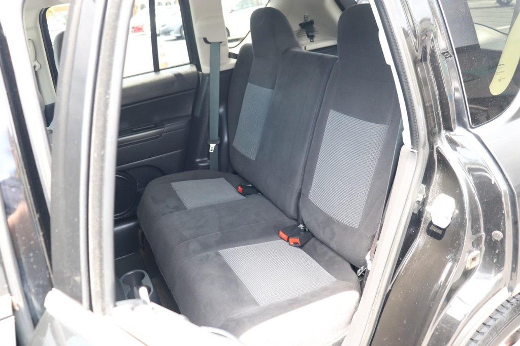 Jeep Compass Vehicle Full-screen Gallery Image 16