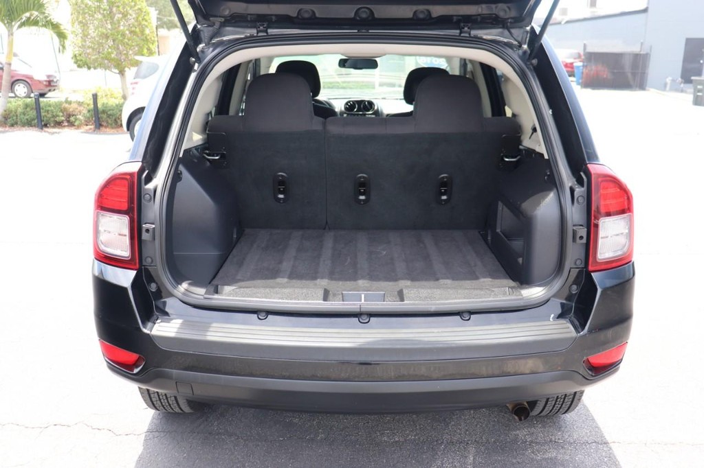 Jeep Compass Vehicle Full-screen Gallery Image 17