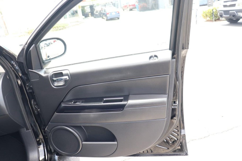 Jeep Compass Vehicle Full-screen Gallery Image 21