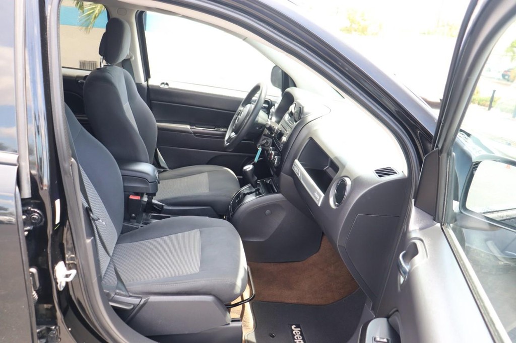 Jeep Compass Vehicle Full-screen Gallery Image 22