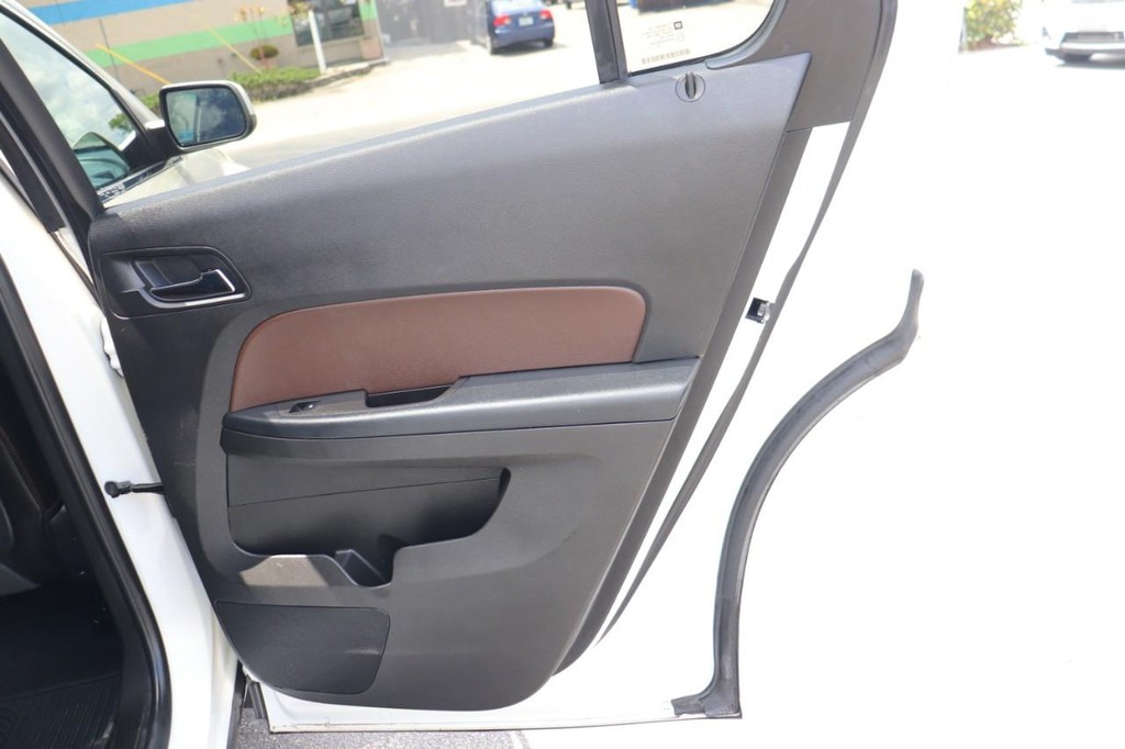 Chevrolet Equinox Vehicle Full-screen Gallery Image 17