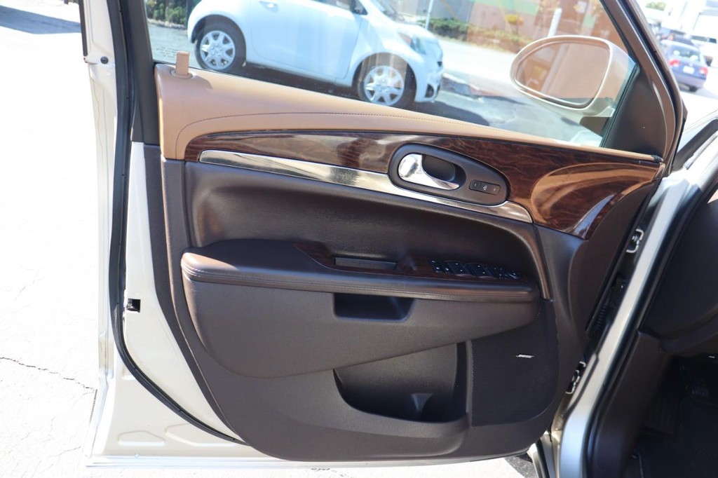 Buick Enclave Vehicle Full-screen Gallery Image 11