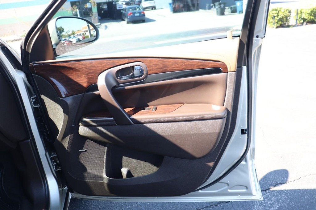 Buick Enclave Vehicle Full-screen Gallery Image 21