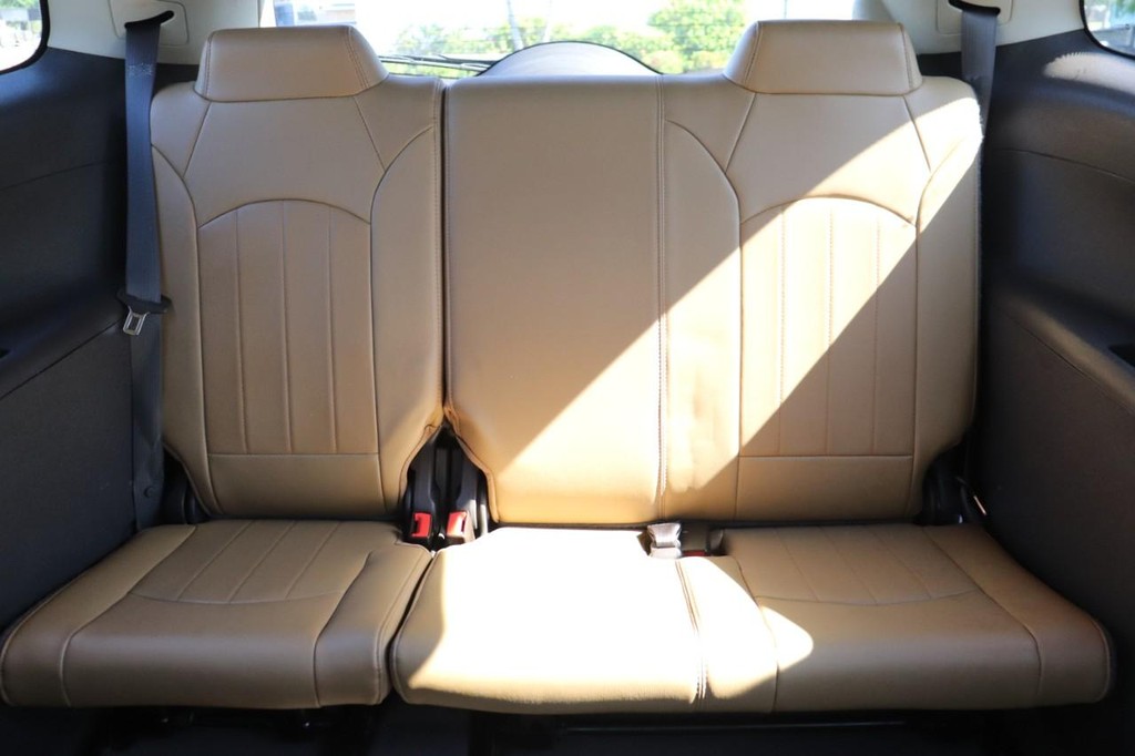 Buick Enclave Vehicle Full-screen Gallery Image 24