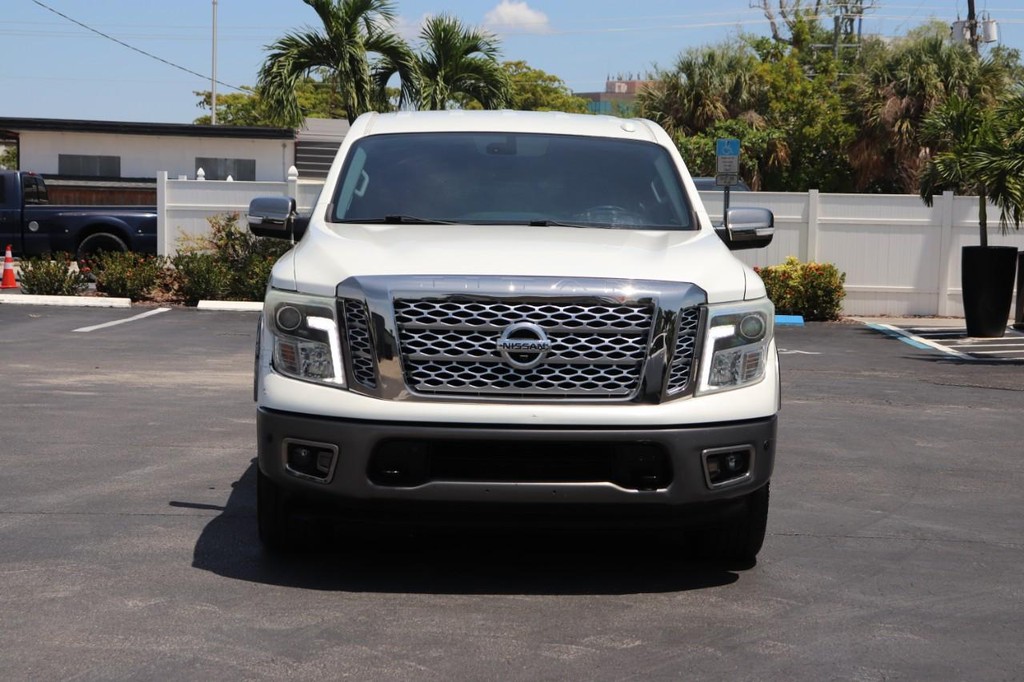 Nissan Titan Vehicle Full-screen Gallery Image 02