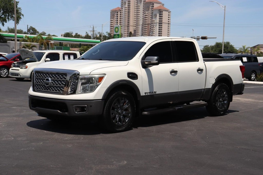Nissan Titan Vehicle Full-screen Gallery Image 03