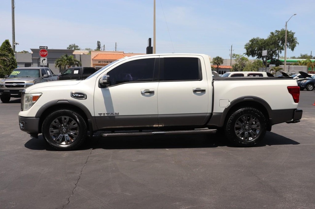 Nissan Titan Vehicle Full-screen Gallery Image 04