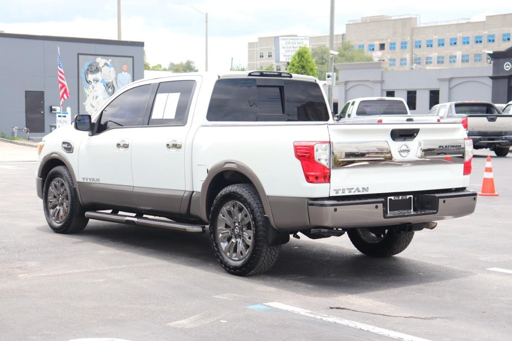 Nissan Titan Vehicle Full-screen Gallery Image 06