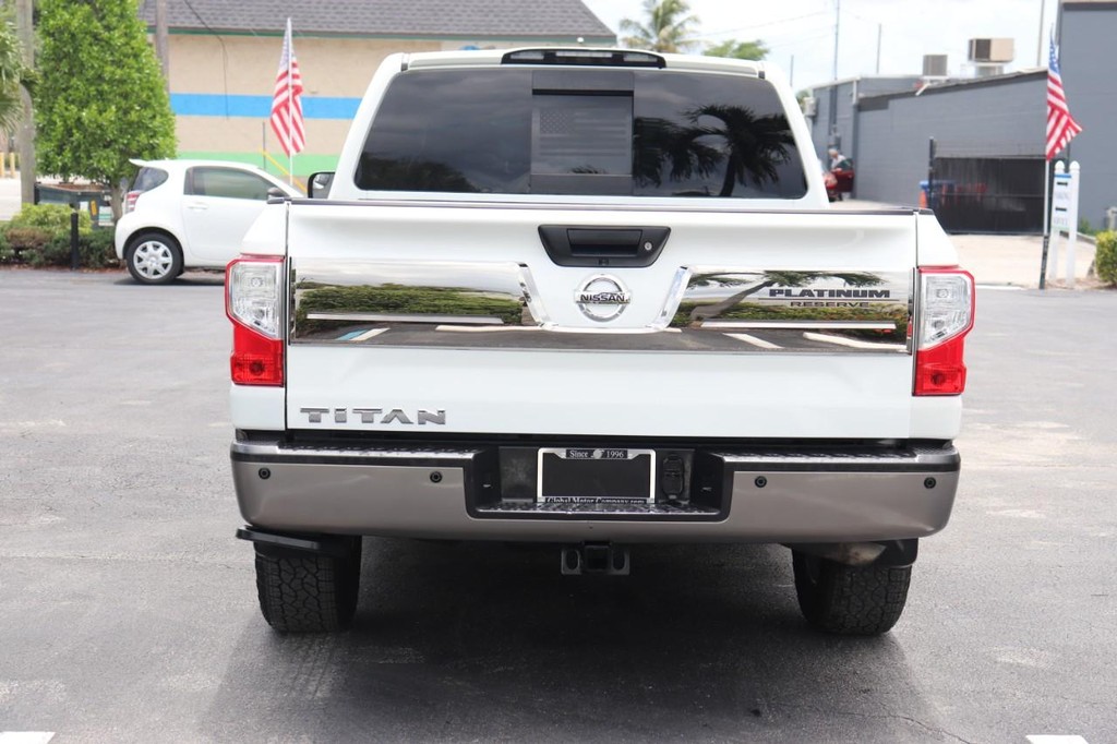 Nissan Titan Vehicle Full-screen Gallery Image 07