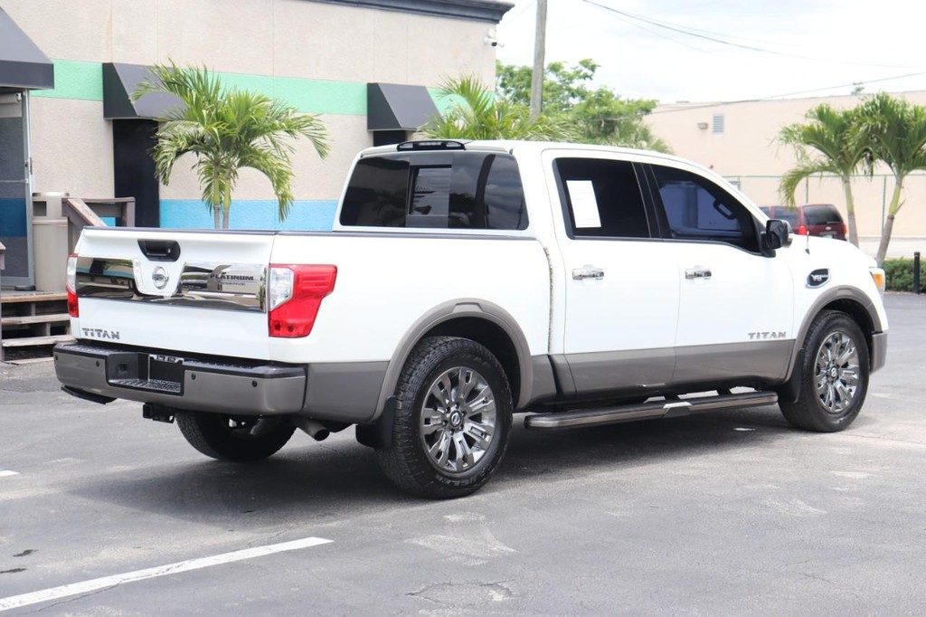 Nissan Titan Vehicle Full-screen Gallery Image 08