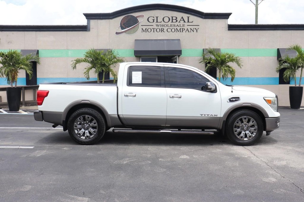 Nissan Titan Vehicle Full-screen Gallery Image 09