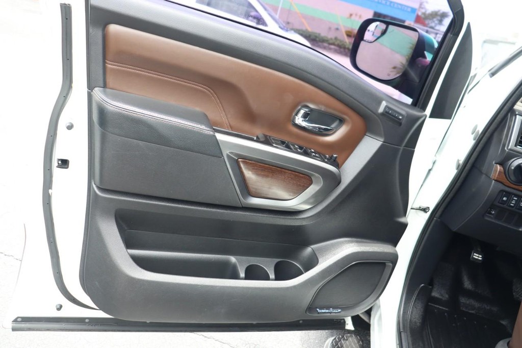 Nissan Titan Vehicle Full-screen Gallery Image 11