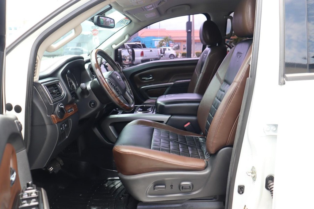 Nissan Titan Vehicle Full-screen Gallery Image 12