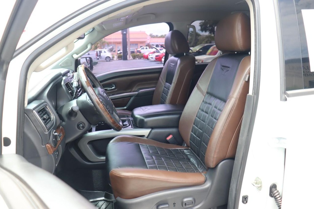 Nissan Titan Vehicle Full-screen Gallery Image 13
