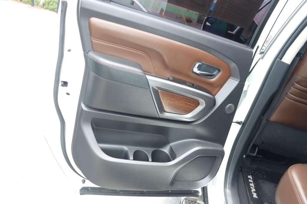Nissan Titan Vehicle Full-screen Gallery Image 14