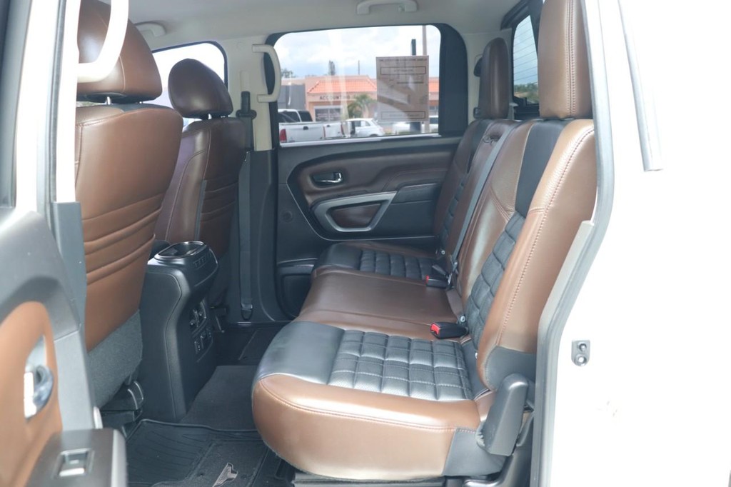 Nissan Titan Vehicle Full-screen Gallery Image 15