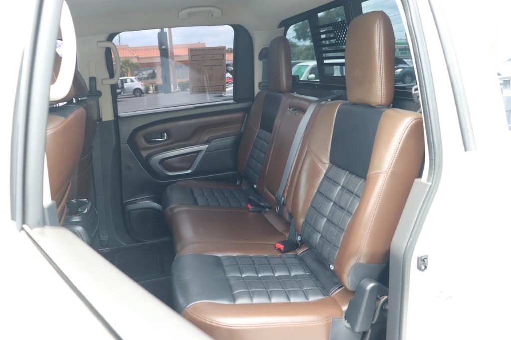 Nissan Titan Vehicle Full-screen Gallery Image 16