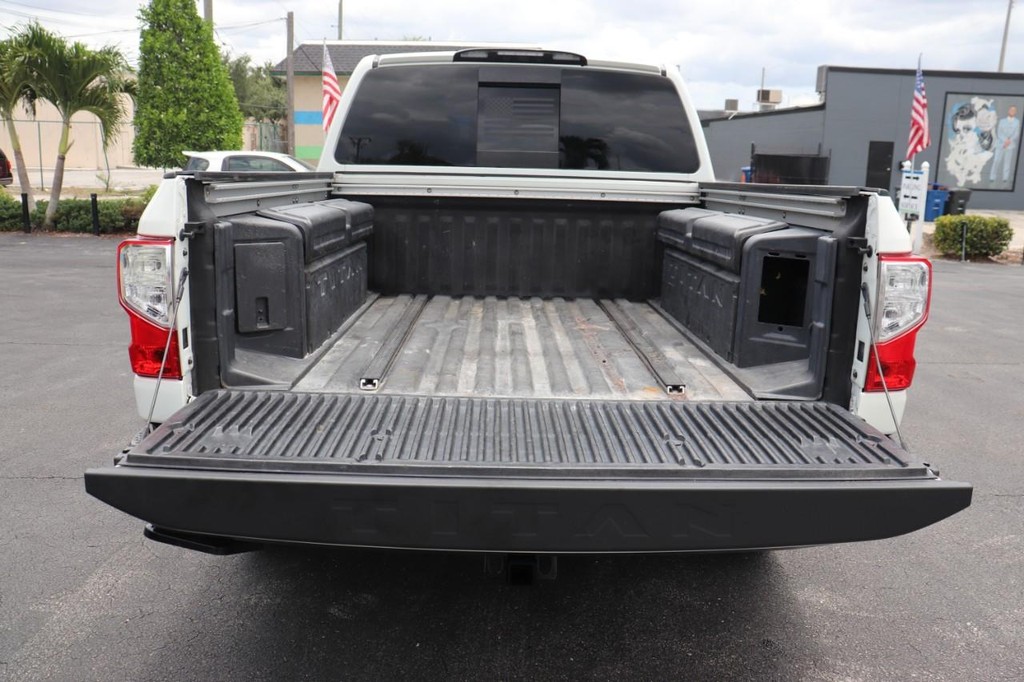 Nissan Titan Vehicle Full-screen Gallery Image 17