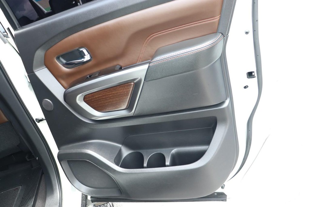 Nissan Titan Vehicle Full-screen Gallery Image 18