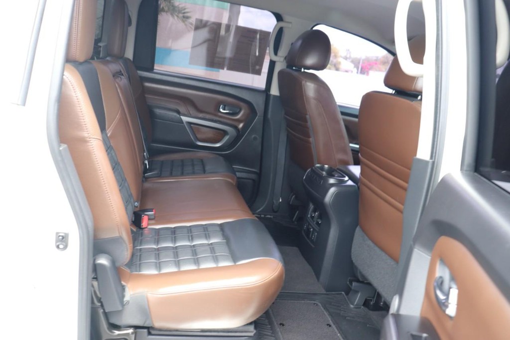 Nissan Titan Vehicle Full-screen Gallery Image 19