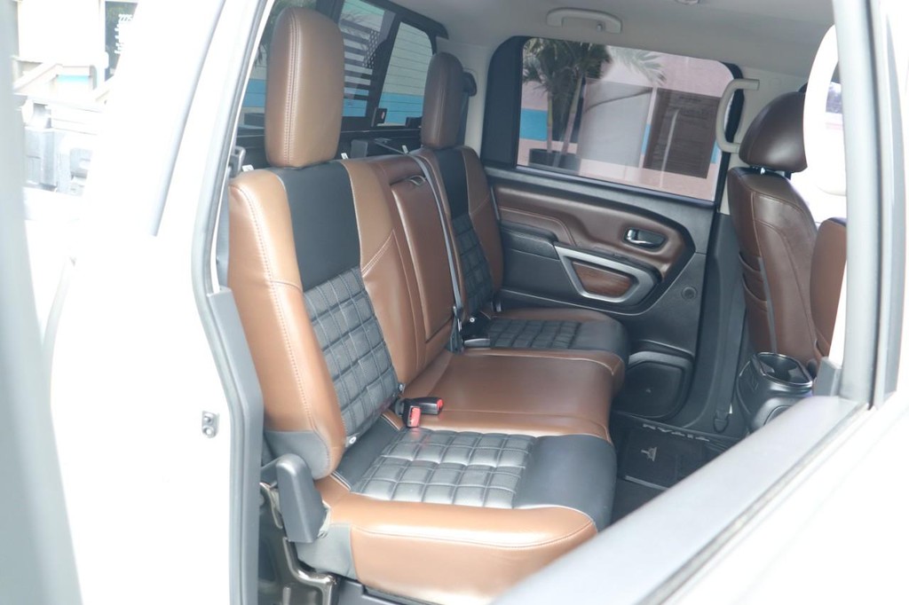 Nissan Titan Vehicle Full-screen Gallery Image 20