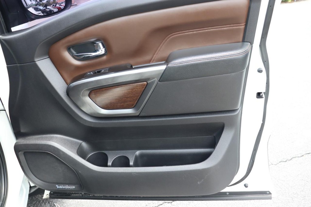 Nissan Titan Vehicle Full-screen Gallery Image 21