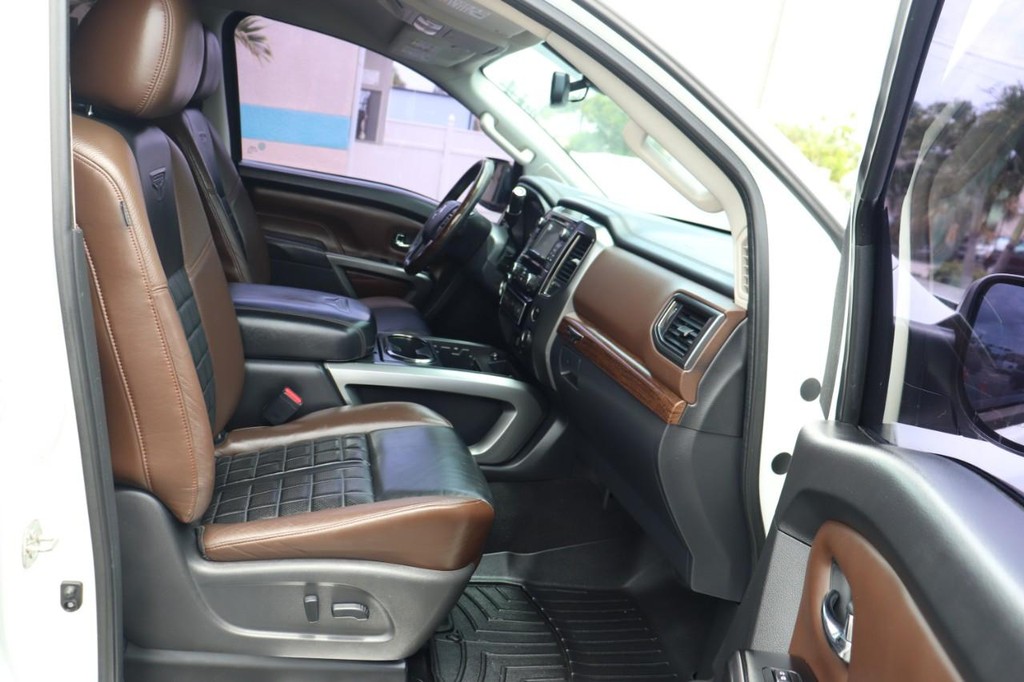 Nissan Titan Vehicle Full-screen Gallery Image 22