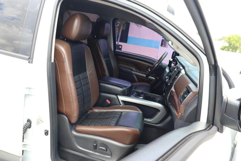 Nissan Titan Vehicle Full-screen Gallery Image 23