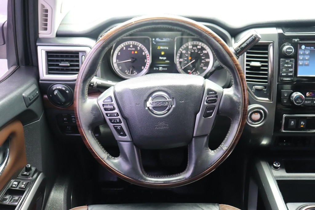 Nissan Titan Vehicle Full-screen Gallery Image 24