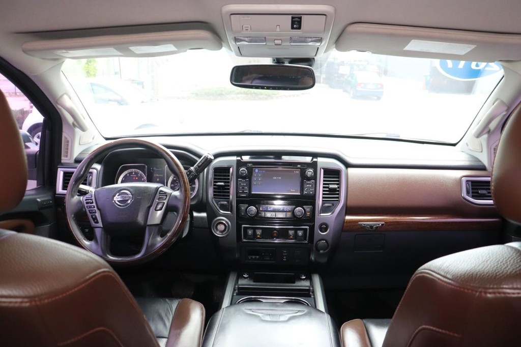 Nissan Titan Vehicle Full-screen Gallery Image 25
