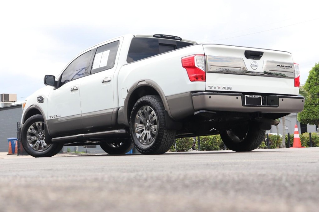 Nissan Titan Vehicle Full-screen Gallery Image 27