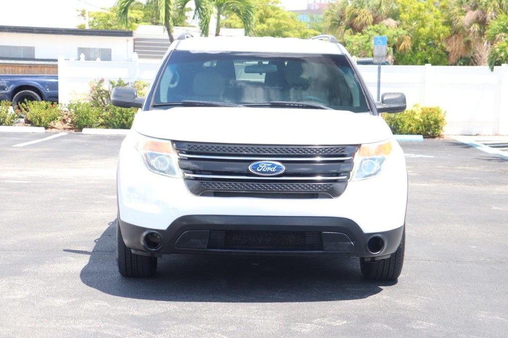 Ford Explorer Vehicle Full-screen Gallery Image 02