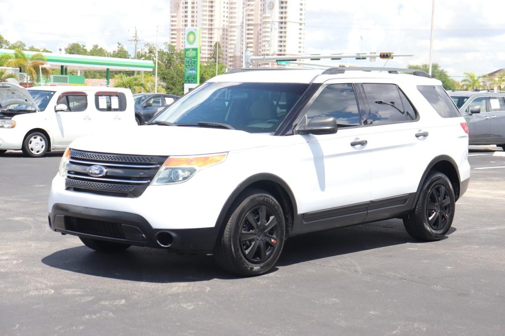 Ford Explorer Vehicle Full-screen Gallery Image 03