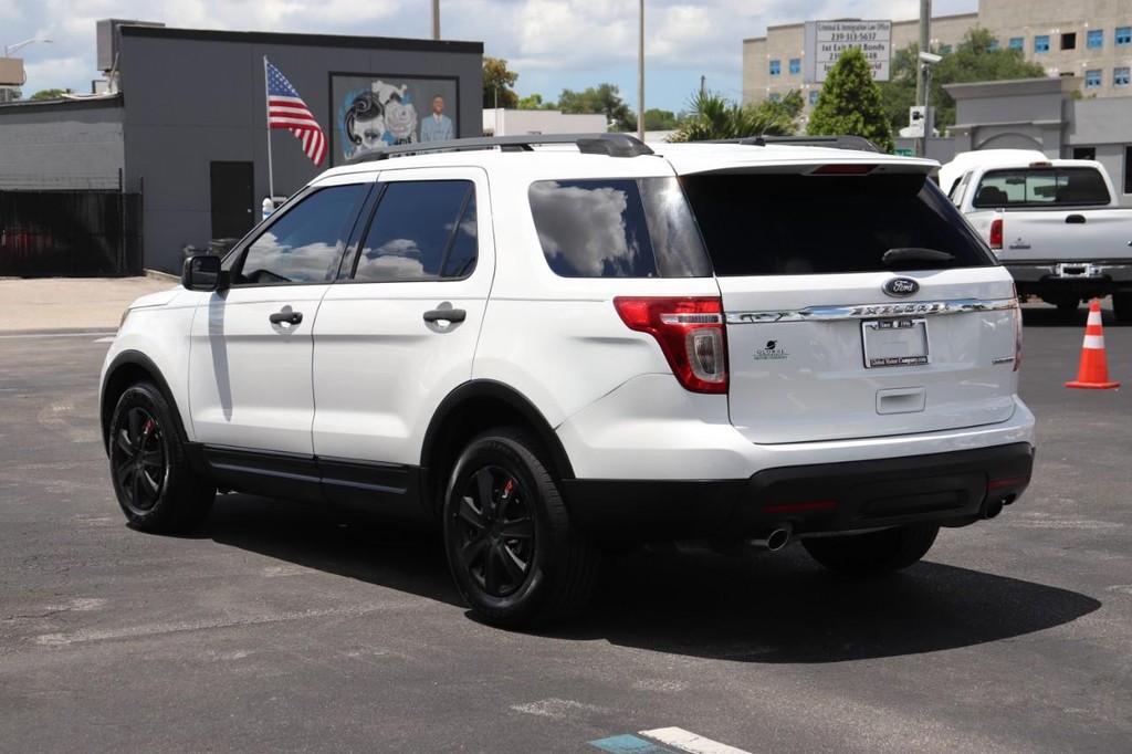 Ford Explorer Vehicle Full-screen Gallery Image 06