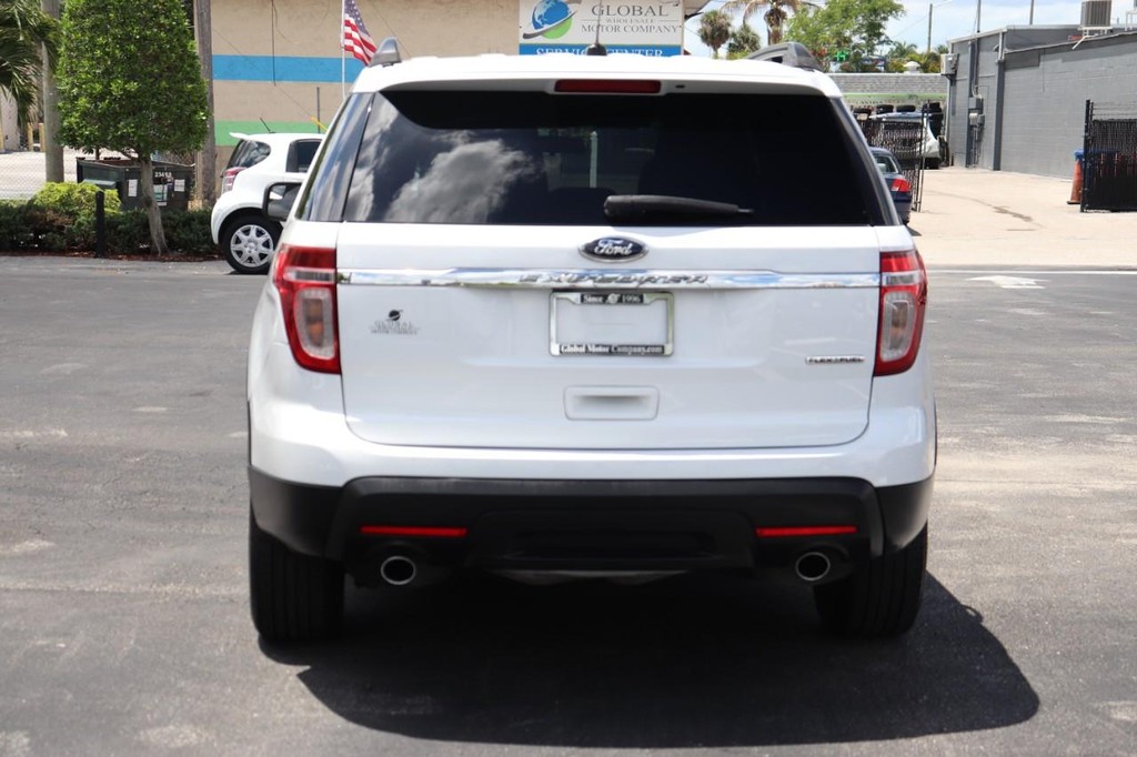 Ford Explorer Vehicle Full-screen Gallery Image 07