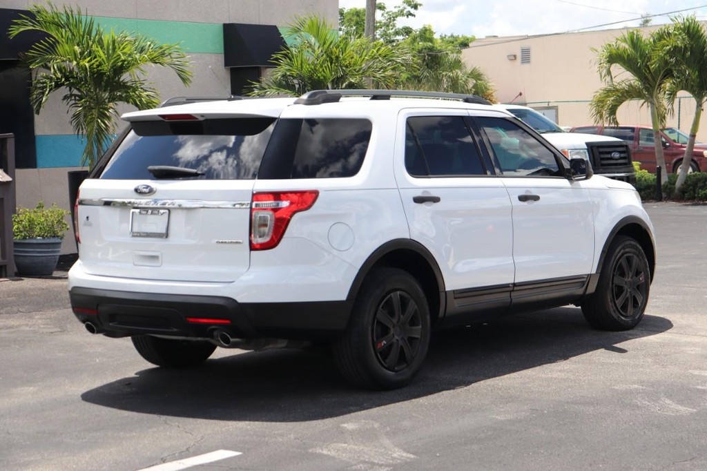 Ford Explorer Vehicle Full-screen Gallery Image 08