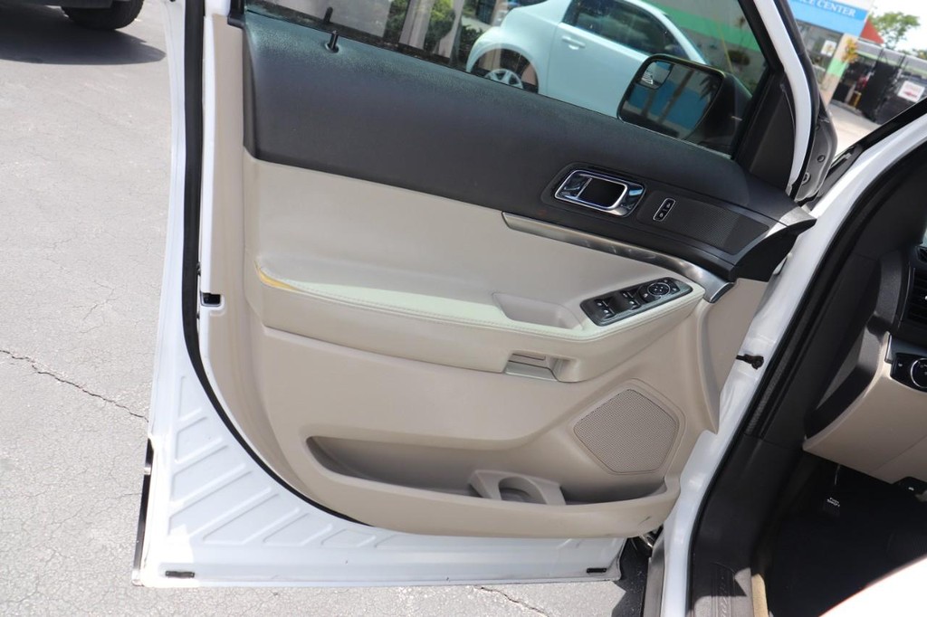 Ford Explorer Vehicle Full-screen Gallery Image 11