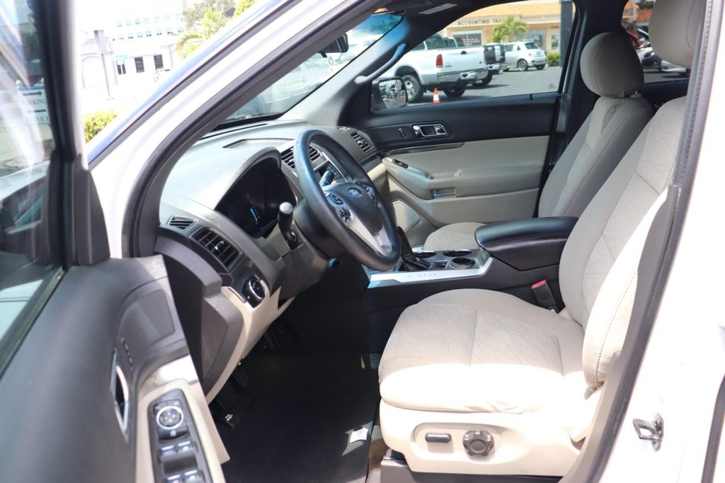 Ford Explorer Vehicle Full-screen Gallery Image 12
