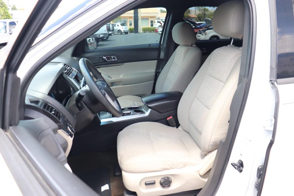 Ford Explorer Vehicle Full-screen Gallery Image 13