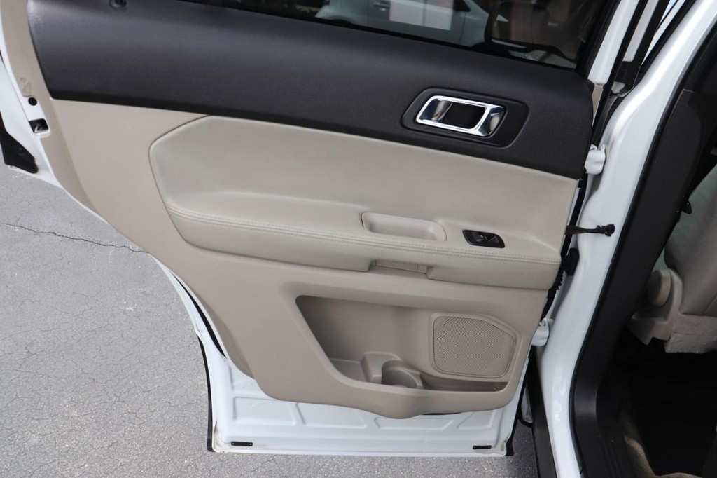 Ford Explorer Vehicle Full-screen Gallery Image 14