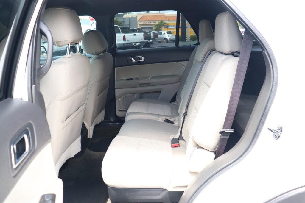 Ford Explorer Vehicle Full-screen Gallery Image 15