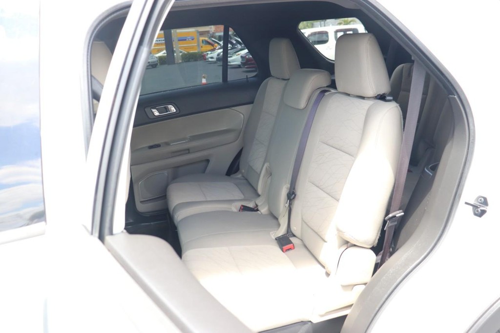 Ford Explorer Vehicle Full-screen Gallery Image 16