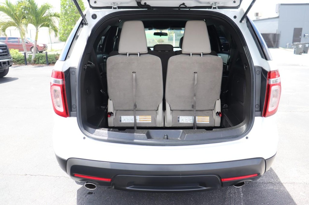 Ford Explorer Vehicle Full-screen Gallery Image 17
