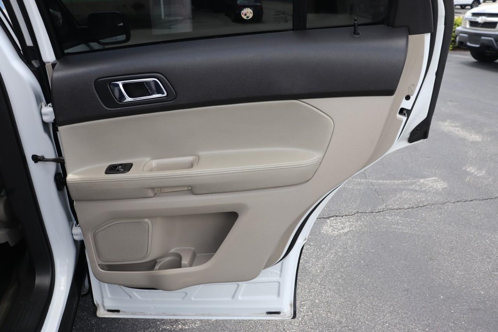 Ford Explorer Vehicle Full-screen Gallery Image 18