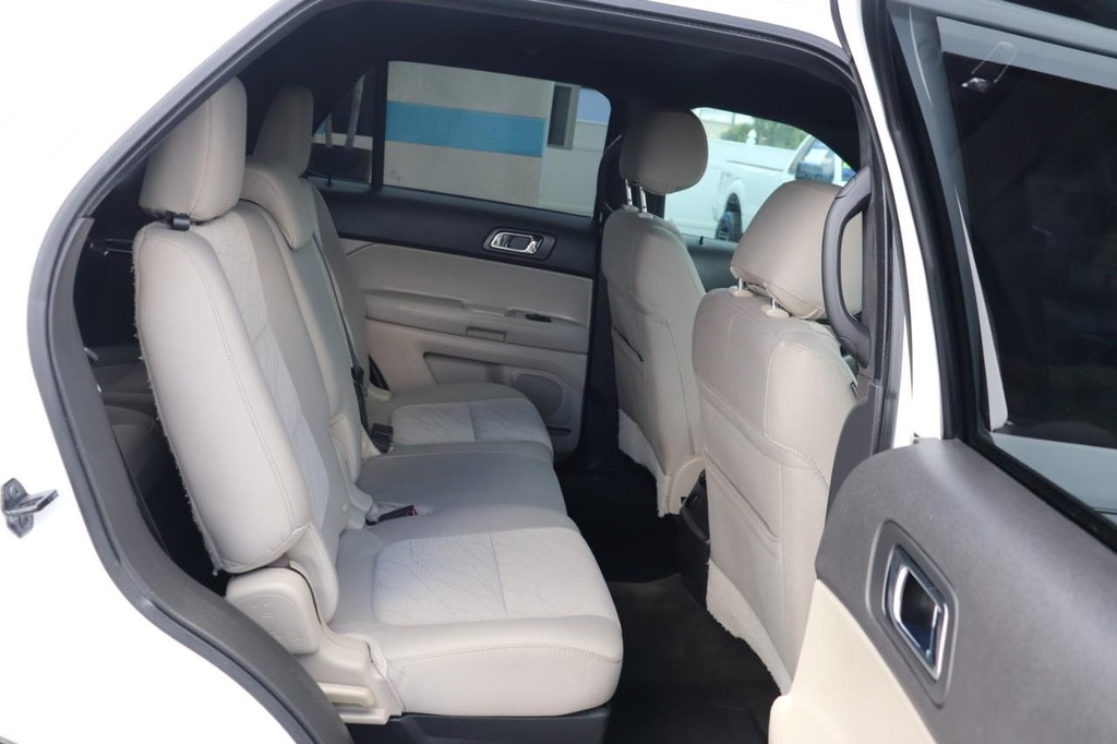 Ford Explorer Vehicle Full-screen Gallery Image 19