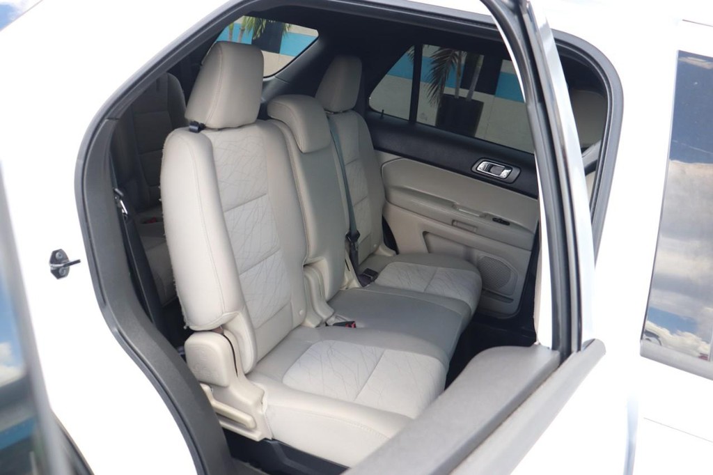 Ford Explorer Vehicle Full-screen Gallery Image 20